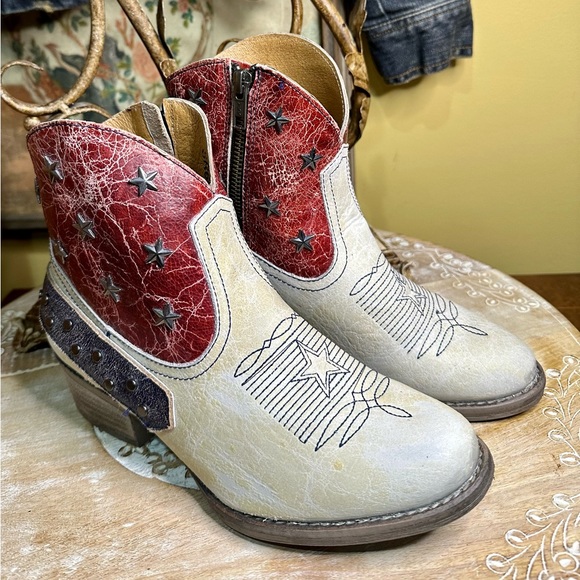 EUC Sterling River “American Flag” Distressed Creamy White/Red/Blue. Size 7 - Picture 2 of 13